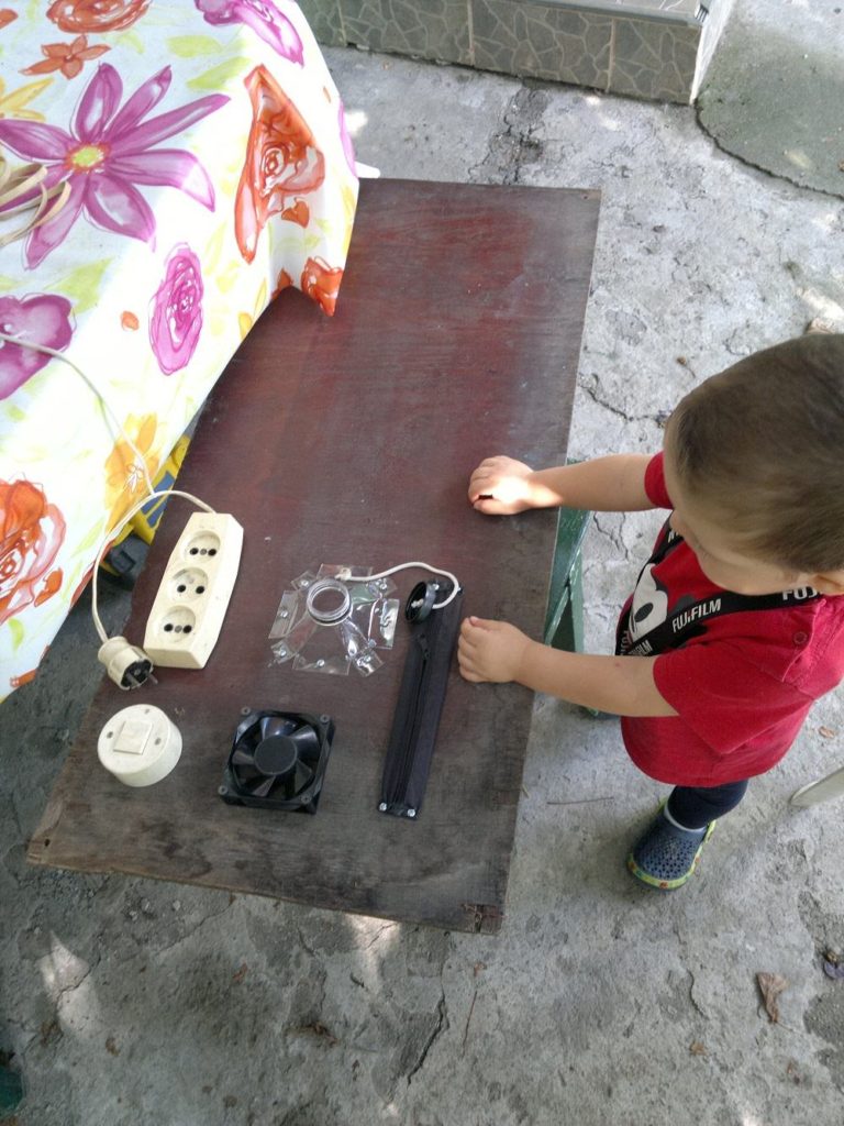 DIY - Montessori Table - Busy Board for Kids