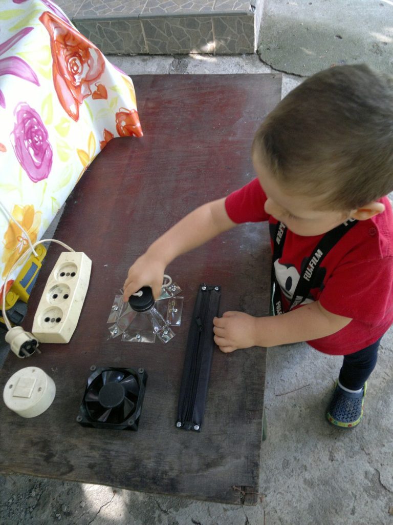 DIY - Montessori Table - Busy Board for Kids