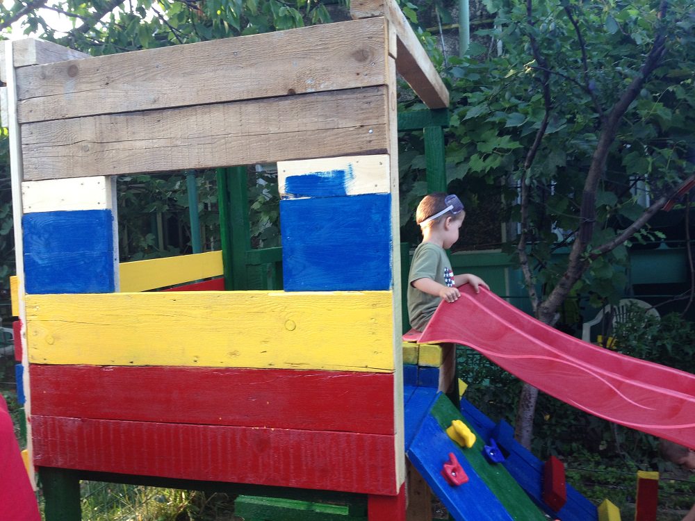 DIY - Outdoor Kids' Playhouse