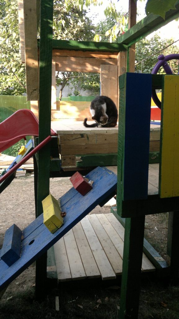 DIY - Outdoor Kids' Playhouse