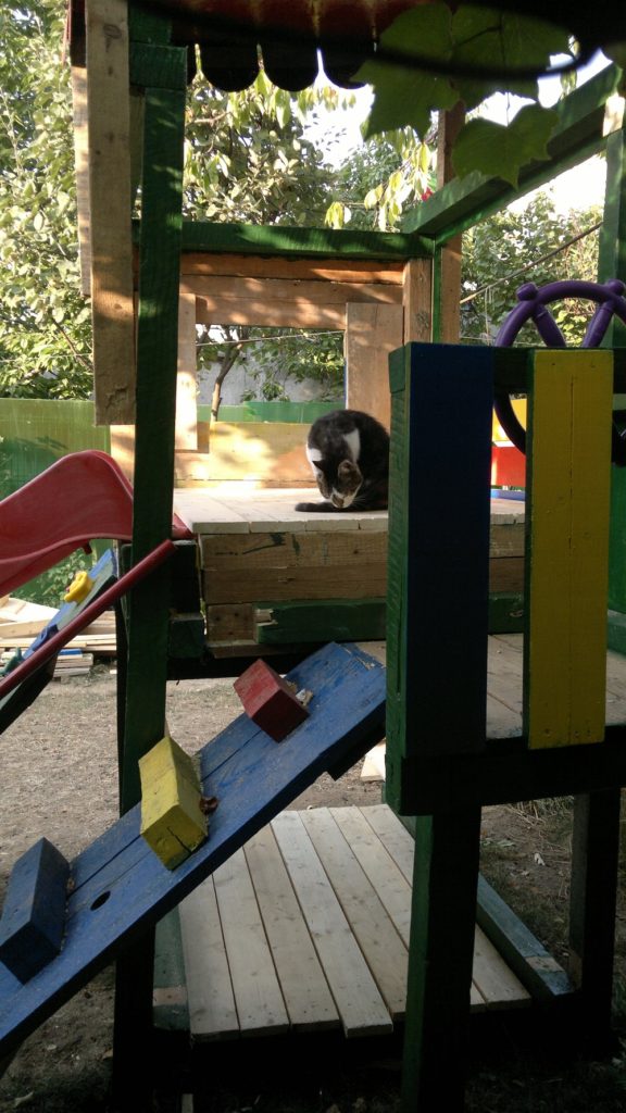 DIY - Outdoor Kids' Playhouse