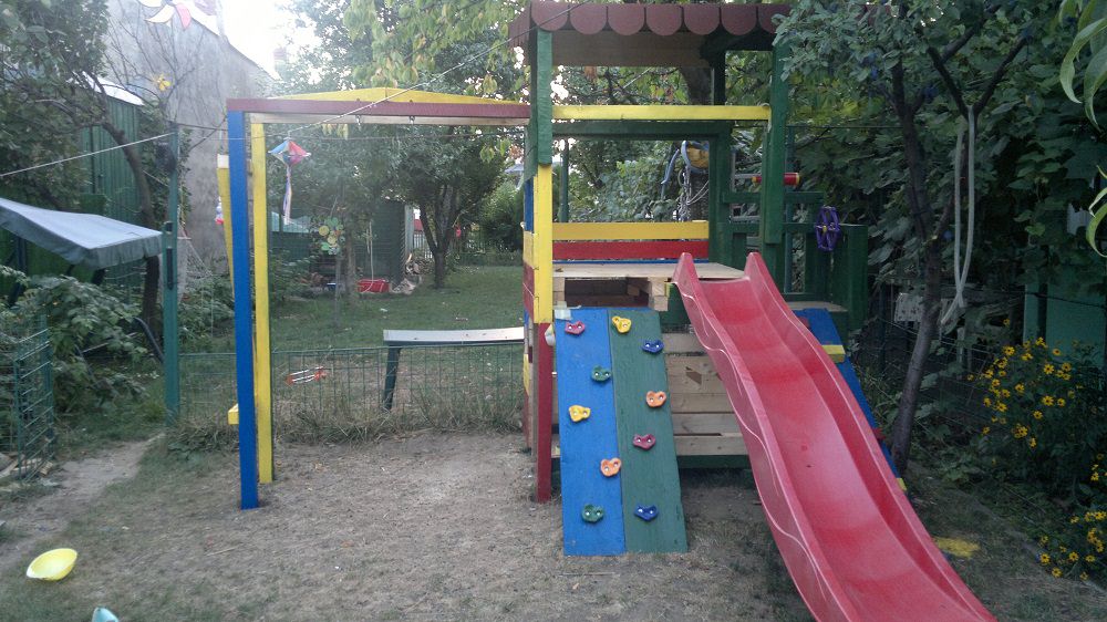 DIY - Outdoor Kids' Playhouse