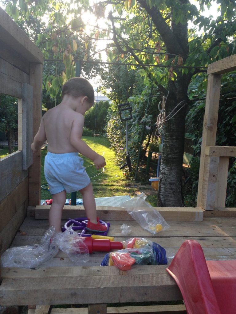 DIY - Outdoor Kids' Playhouse