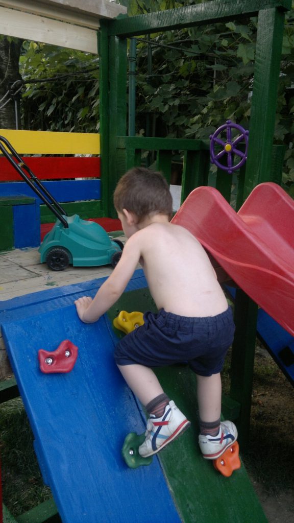 DIY - Outdoor Kids' Playhouse