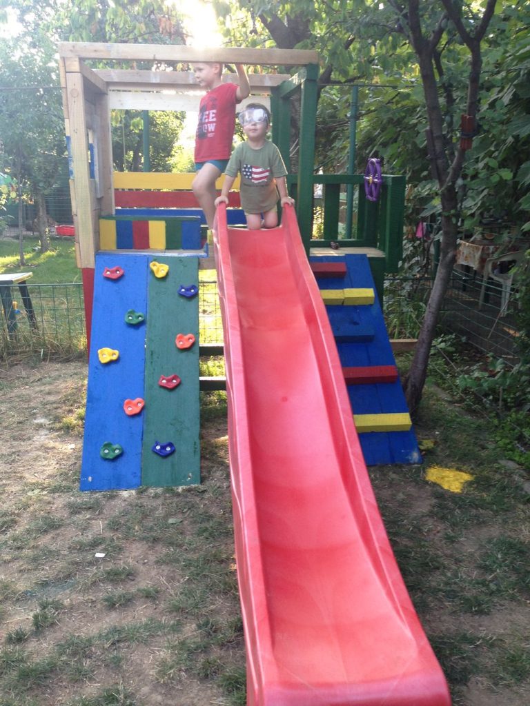 DIY - Outdoor Kids' Playhouse